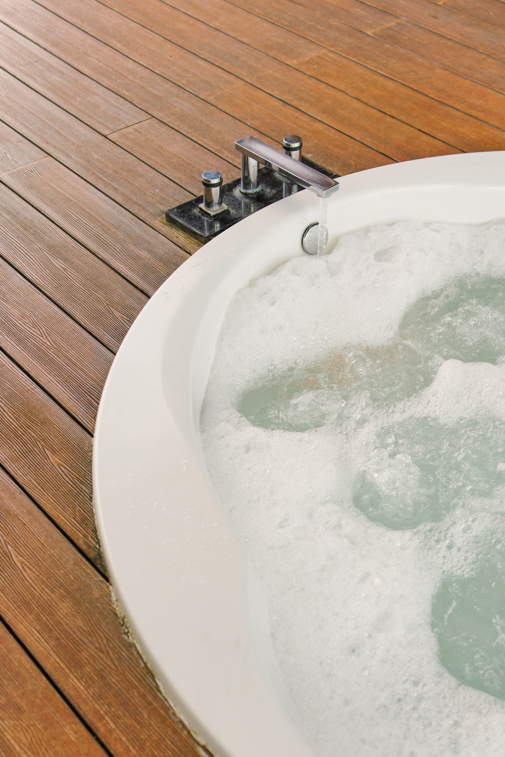 Kolam renang and hot tub with bubbles