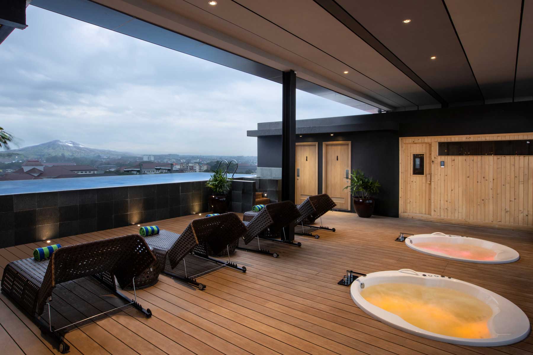 Kolam renang , deck with chairs and hot tubs on a patio